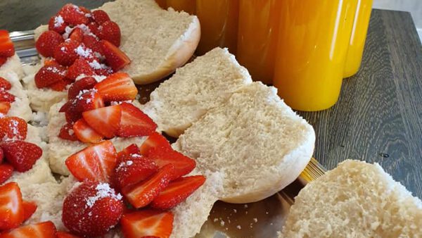Broodjes aardbei en jus d’orange op alle werken